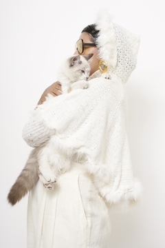 Imagem do Poncho mini tricot branco plumas capuz