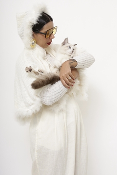 Poncho mini tricot branco plumas capuz - comprar online