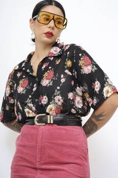 Camisa preta flores rosa