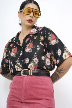 Camisa preta flores rosa