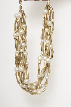 Colar dourado com preola vintage