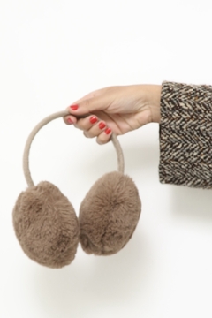 Fone pelucia marrom - comprar online