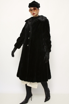Casaco preto pelo longo vintage sintetico - Capichó Brechó