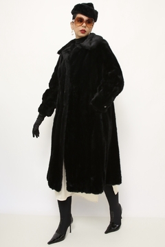 Casaco preto pelo longo vintage sintetico - Capichó Brechó