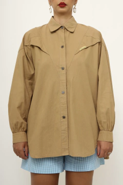 Camisa bege recortes vintage classica