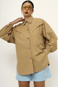 Camisa bege recortes vintage classica