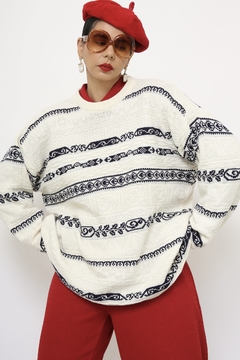 Pulover off white listras azul textura