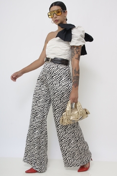 Calça cintura alta flare zebra na internet