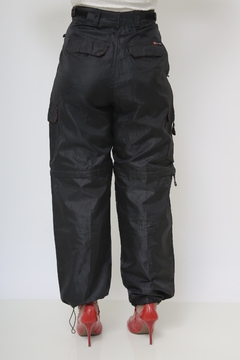 Calça nylon que vira bermuda preta cintura alta - Capichó Brechó