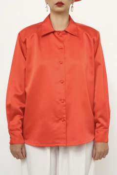 Camisa acetinada vermelha encorpada na internet