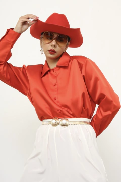 Camisa acetinada vermelha encorpada