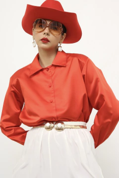 Camisa acetinada vermelha encorpada