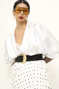 Maxi camisa acetinada renda manga bufante