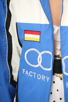 Jaqueta AUDI espotiva azul e branco na internet