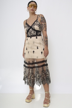 Vestido bege com bordado dourado Versailles