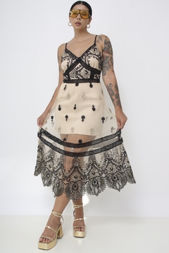 Vestido bege com bordado dourado Versailles - Capichó Brechó