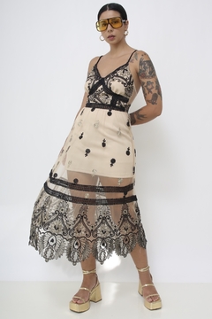 Vestido bege com bordado dourado Versailles