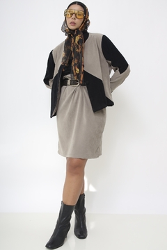Conjunto de Blazer + Saia recorte em preto na internet