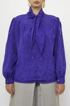 Camisa gravata roxa acetinada flores - Capichó Brechó