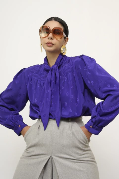 Camisa gravata roxa acetinada flores na internet