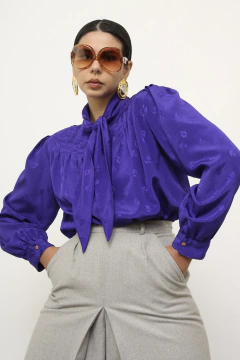 Camisa gravata roxa acetinada flores na internet