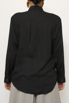 Camisa preta bordado flor