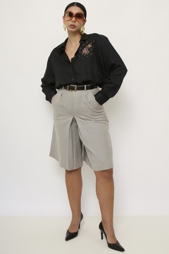 Camisa preta bordado flor
