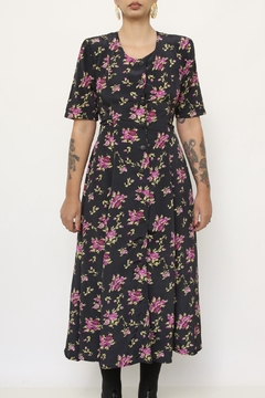 Vestido preto estampa flores roxa longo acinturado na internet