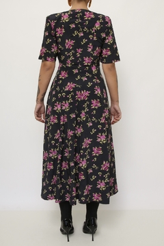 Vestido preto estampa flores roxa longo acinturado - loja online