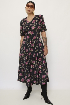 Imagem do Vestido preto estampa flores roxa longo acinturado