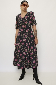 Vestido preto estampa flores roxa longo acinturado na internet