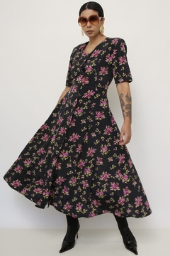 Vestido preto estampa flores roxa longo acinturado - Capichó Brechó