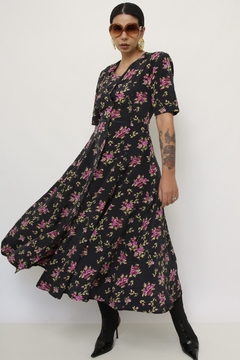 Vestido preto estampa flores roxa longo acinturado - comprar online