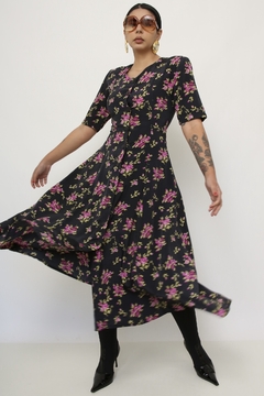 Vestido preto estampa flores roxa longo acinturado - comprar online