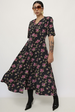 Vestido preto estampa flores roxa longo acinturado