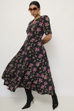 Vestido preto estampa flores roxa longo acinturado - comprar online