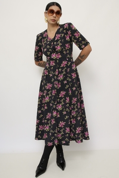 Vestido preto estampa flores roxa longo acinturado