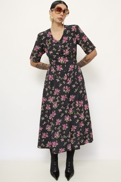 Vestido preto estampa flores roxa longo acinturado - loja online