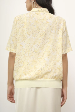 Camisa amarela flores vintage pala - Capichó Brechó