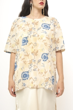 Blusa bege com flores azul vintage - Capichó Brechó