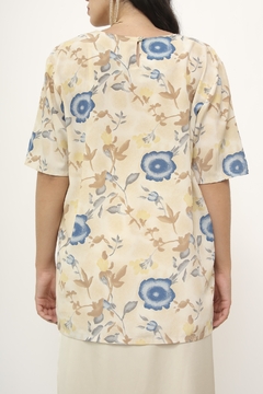Blusa bege com flores azul vintage na internet