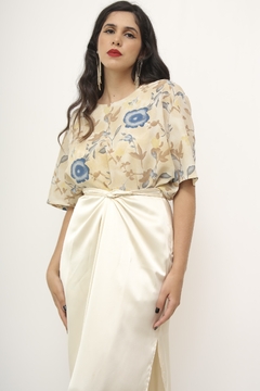 Blusa bege com flores azul vintage - comprar online