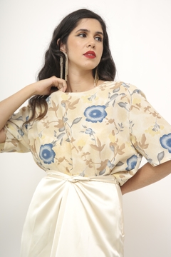 Blusa bege com flores azul vintage - Capichó Brechó
