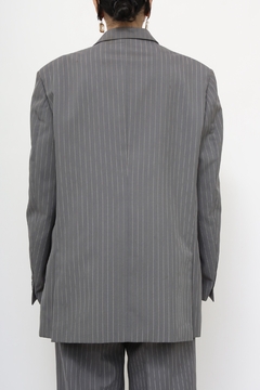 Conjunto cinza risca de giz calça + blazer na internet