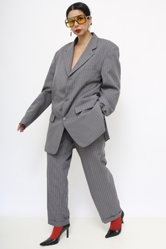 Conjunto cinza risca de giz calça + blazer - Capichó Brechó