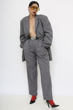 Conjunto cinza risca de giz calça + blazer na internet