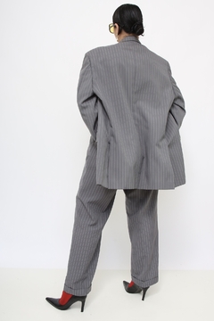 Conjunto cinza risca de giz calça + blazer - Capichó Brechó