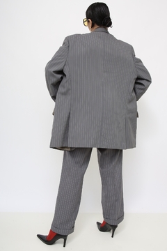 Conjunto cinza risca de giz calça + blazer na internet