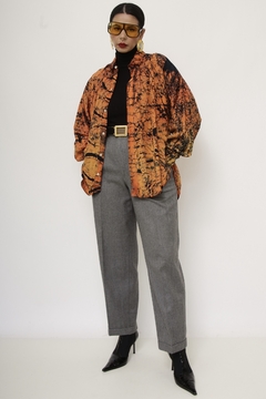 Camisa laranja estampa preta