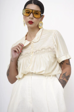 Blusa acetinada pijama creme na internet